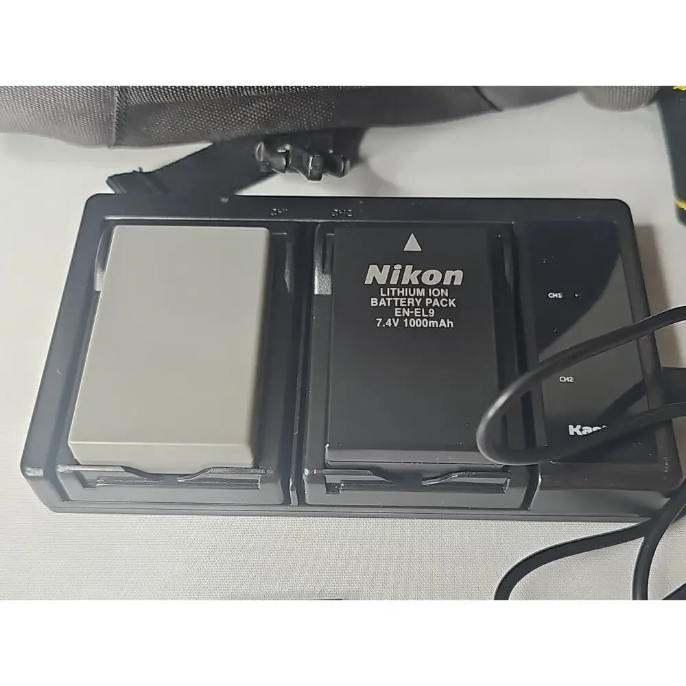Nikon D40 Digital DSLR Camera w/ AF-S Nikkor 18-55 MM 1:3.5-5.6G & Charger 4911